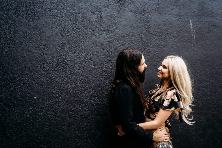 WHAT TO WEAR FOR YOUR ENGAGEMENT PHOTOS?