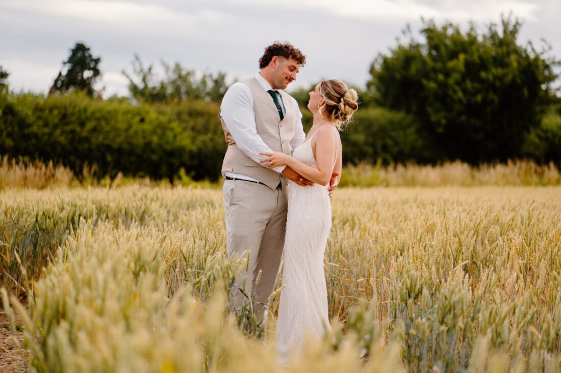 Sunshine, Vibes and Shona & Ben’s Sunny, Joy-Filled Wedding at Mythe Barn 🌞💐